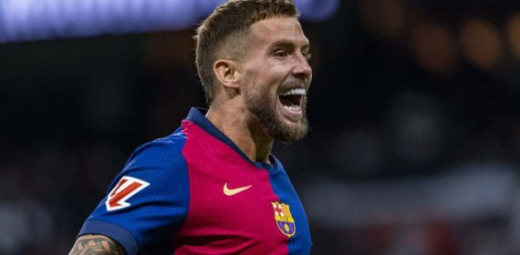 Iñigo Martínez celebra uno de los goles del Barça en el Santiago Bernabéu.
