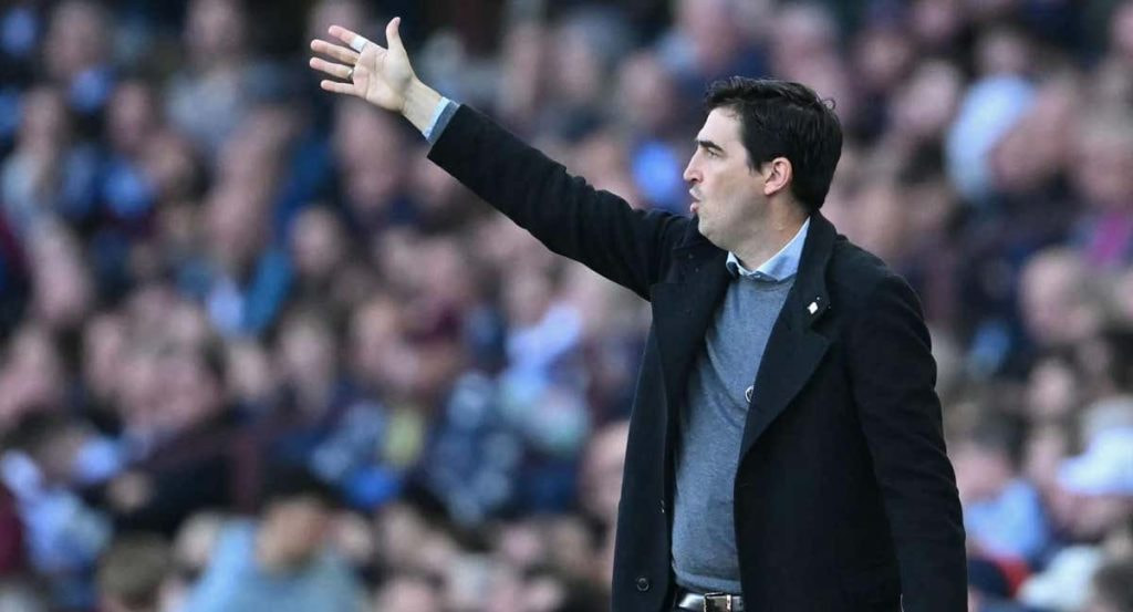 Andoni Iraola da instrucciones en un partido del Bournemouth.