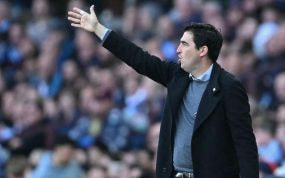 Andoni Iraola da instrucciones en un partido del Bournemouth.
