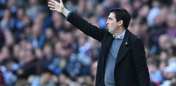 Andoni Iraola da instrucciones en un partido del Bournemouth.
