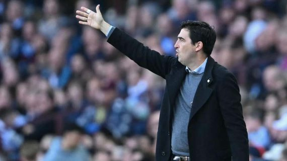 Andoni Iraola da instrucciones en un partido del Bournemouth.