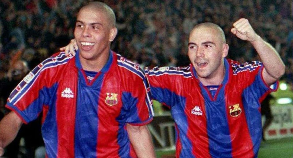 Iván de la Peña celebra un gol junto a Ronaldo en su etapa en el Barça.