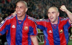 Iván de la Peña celebra un gol junto a Ronaldo en su etapa en el Barça.