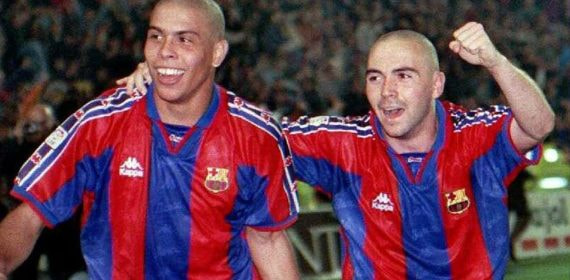 Iván de la Peña celebra un gol junto a Ronaldo en su etapa en el Barça.