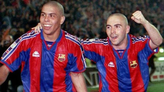 Iván de la Peña celebra un gol junto a Ronaldo en su etapa en el Barça.