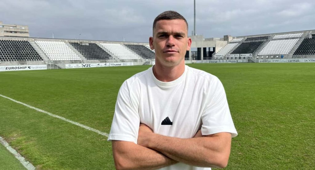 Jack Harper posa para Relevo en el Municipal de La Línea de la Concepción, su nueva casa.