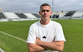 Jack Harper posa para Relevo en el Municipal de La Línea de la Concepción, su nueva casa.