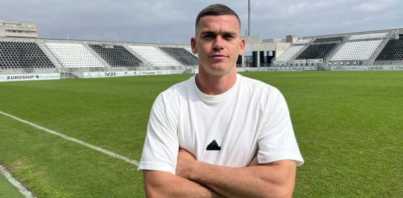 Jack Harper posa para Relevo en el Municipal de La Línea de la Concepción, su nueva casa.