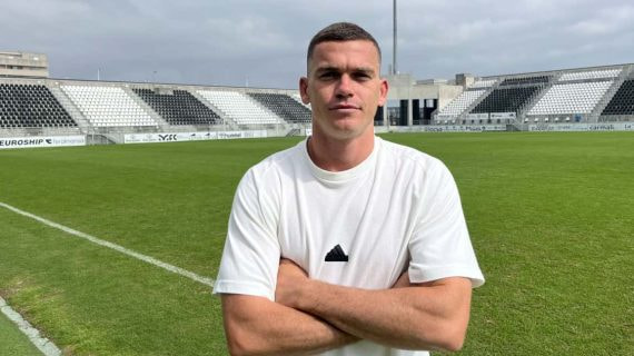 Jack Harper posa para Relevo en el Municipal de La Línea de la Concepción, su nueva casa.