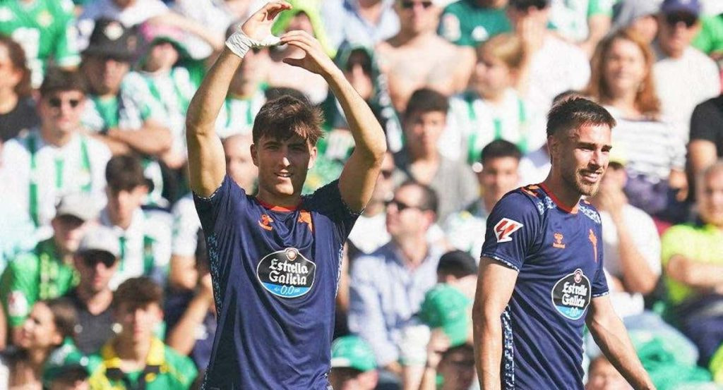 Javi Rodríguez celebra en el Villamarín su primer gol con el Celta.
