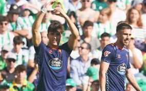 Javi Rodríguez celebra en el Villamarín su primer gol con el Celta.