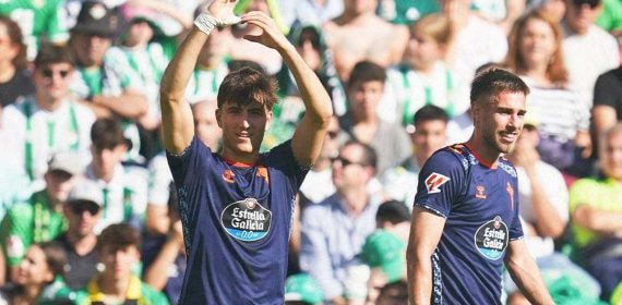 Javi Rodríguez celebra en el Villamarín su primer gol con el Celta.