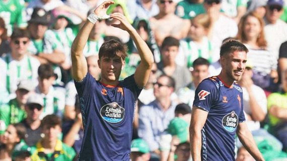 Javi Rodríguez celebra en el Villamarín su primer gol con el Celta.