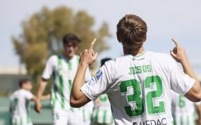 Jesús Rodríguez celebra un gol con el Betis Deportivo.