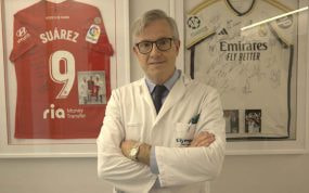 Manuel Leyes, en su consulta de Olympia Quirón, en Madrid.