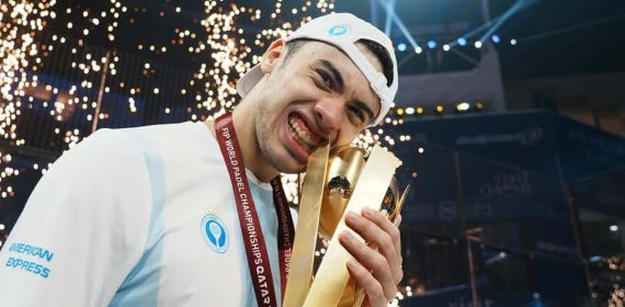 Leo Augsburguer con la Copa del Mundo.