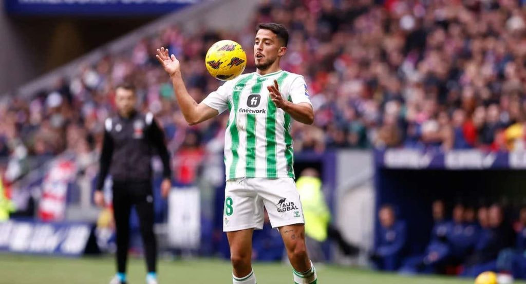 Pablo Fornals controla un balón durante el partido ante el Atlético de Madrid.