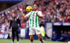 Pablo Fornals controla un balón durante el partido ante el Atlético de Madrid.