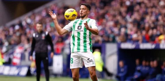 Pablo Fornals controla un balón durante el partido ante el Atlético de Madrid.
