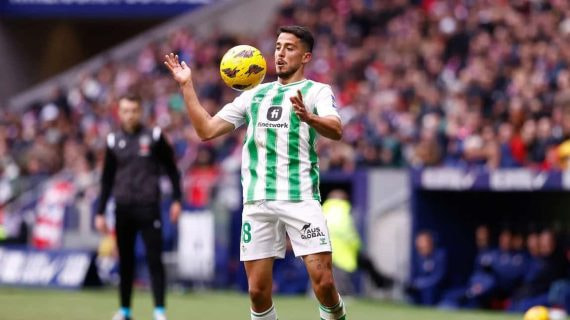 Pablo Fornals controla un balón durante el partido ante el Atlético de Madrid.