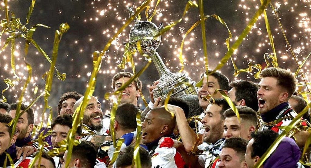 River Plate levantando la Copa Libertadores.