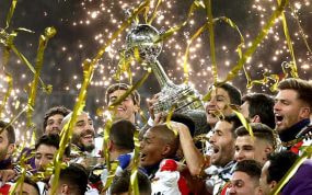 River Plate levantando la Copa Libertadores.