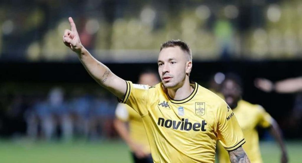 Loren celebra un gol con el Aris.
