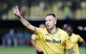 Loren celebra un gol con el Aris.