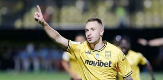 Loren celebra un gol con el Aris.