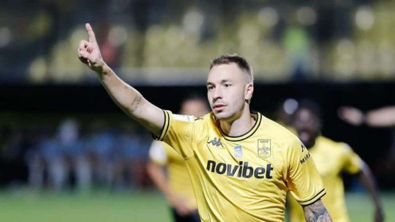 Loren celebra un gol con el Aris.
