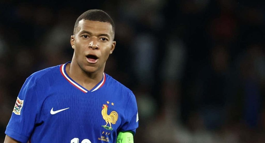Kylian Mbappé jugando con Francia.