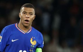 Kylian Mbappé jugando con Francia.