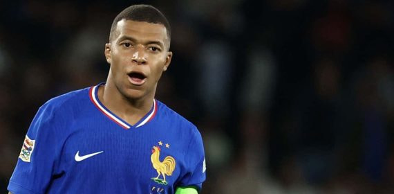 Kylian Mbappé jugando con Francia.