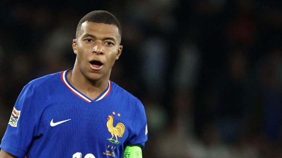 Kylian Mbappé jugando con Francia.