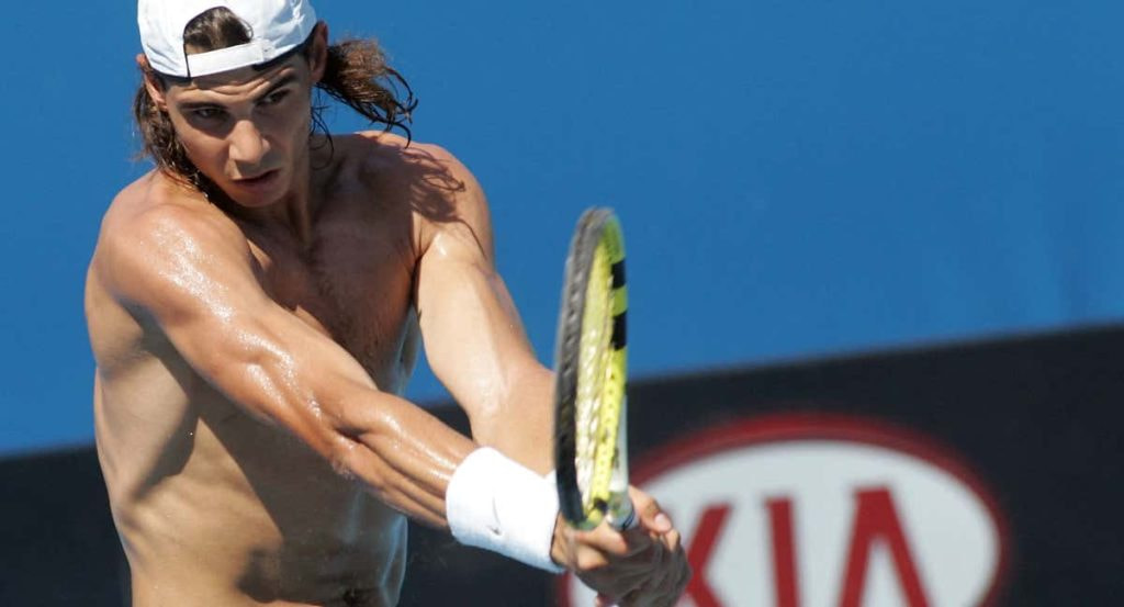 Rafa Nadal entrena sin camiseta antes del Open de Australia 2008.