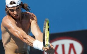 Rafa Nadal entrena sin camiseta antes del Open de Australia 2008.