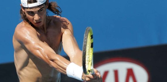 Rafa Nadal entrena sin camiseta antes del Open de Australia 2008.