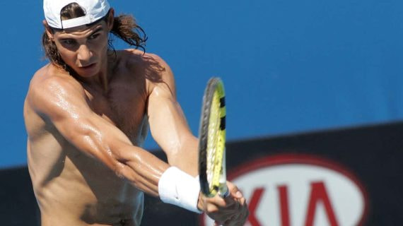 Rafa Nadal entrena sin camiseta antes del Open de Australia 2008.