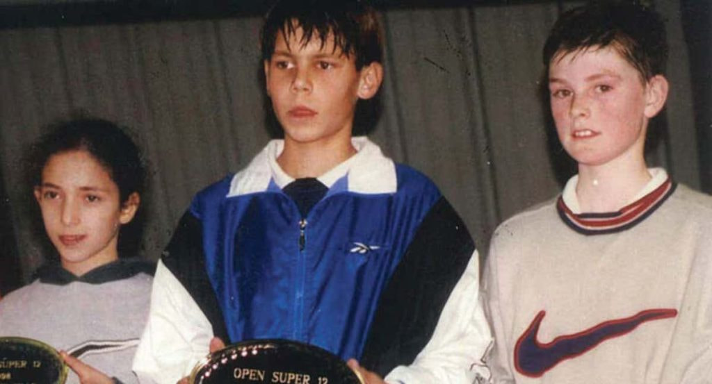 Rafael Nadal posa con el trofeo de campeón del torneo Open Super 12 de Auray de 1998.