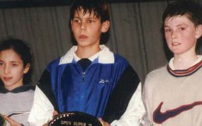 Rafael Nadal posa con el trofeo de campeón del torneo Open Super 12 de Auray de 1998.