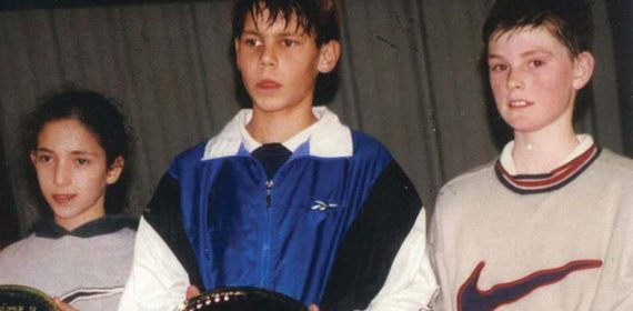 Rafael Nadal posa con el trofeo de campeón del torneo Open Super 12 de Auray de 1998.