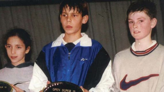 Rafael Nadal posa con el trofeo de campeón del torneo Open Super 12 de Auray de 1998.