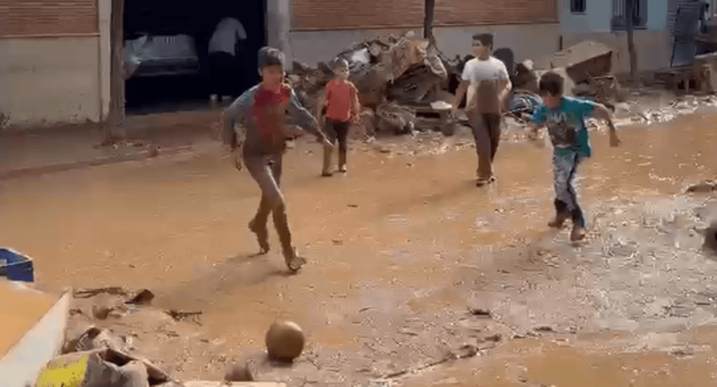 Los niños juegan al fútbol en las calles de Aldaia.