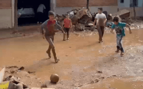 Los niños juegan al fútbol en las calles de Aldaia.