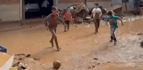 Los niños juegan al fútbol en las calles de Aldaia.