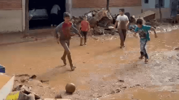 Los niños juegan al fútbol en las calles de Aldaia.