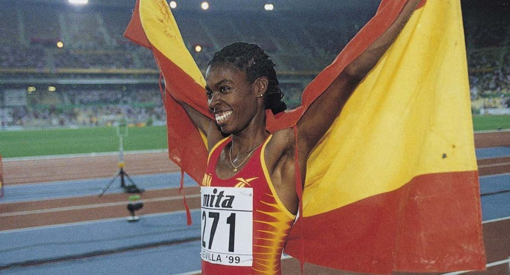 Niurka Montalvo celebra el oro mundial en Sevilla 1999.