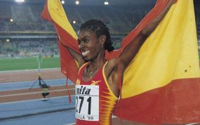 Niurka Montalvo celebra el oro mundial en Sevilla 1999.