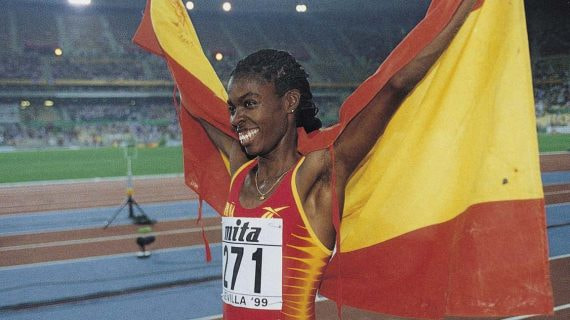 Niurka Montalvo celebra el oro mundial en Sevilla 1999.