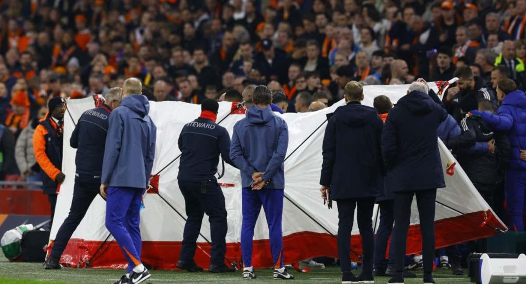 Los 'stewards' desplegaron una especie de carpa mientras Szalai recibía atención sanitaria.